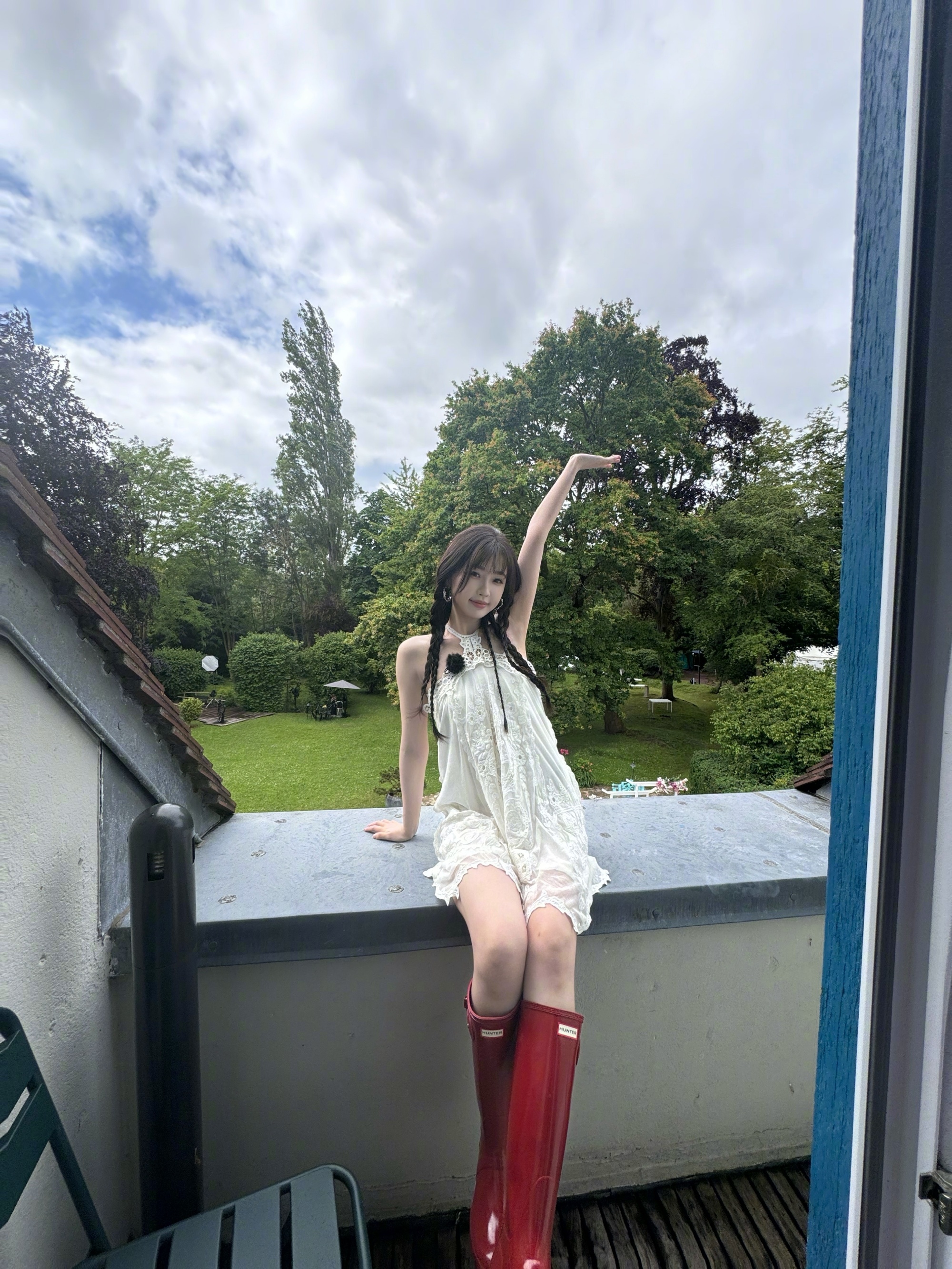 虞书欣青色绣花裙，温婉甜美 ​​​