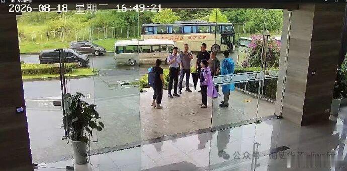 百余人闯入撬保险柜，海威华芯称四枚印章遭抢走。
 
近日，成都海威华芯科技有限公