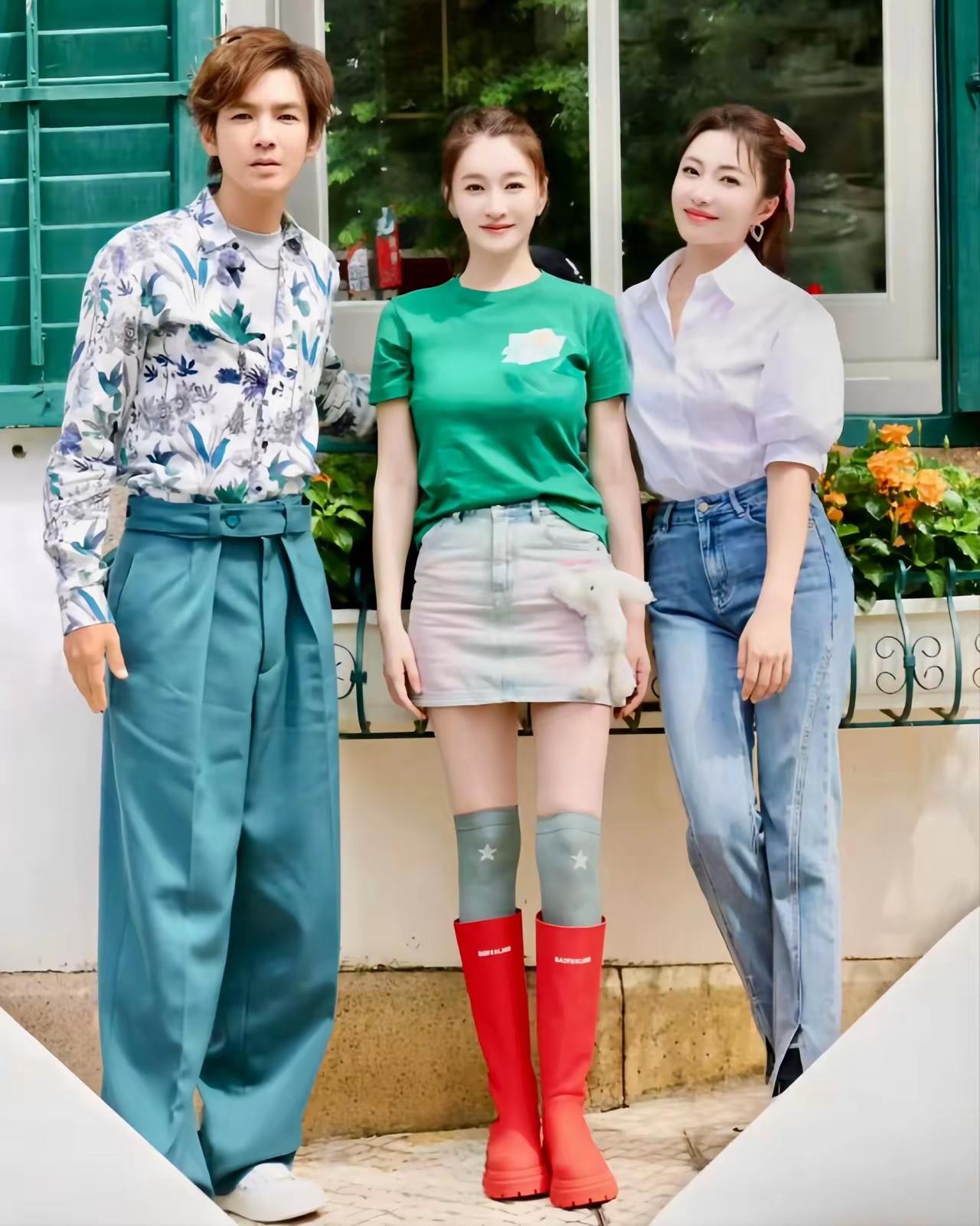 李小冉旁边的女孩是谁？感觉比李小冉有味道。李小冉虽然是娱乐圈难得一见的美人，五官