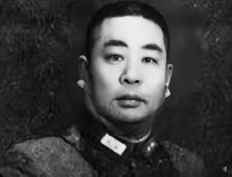 1931年，萧克看到一个俘虏后大惊失色，急忙对看守说："他已经被俘，可以不用再捆