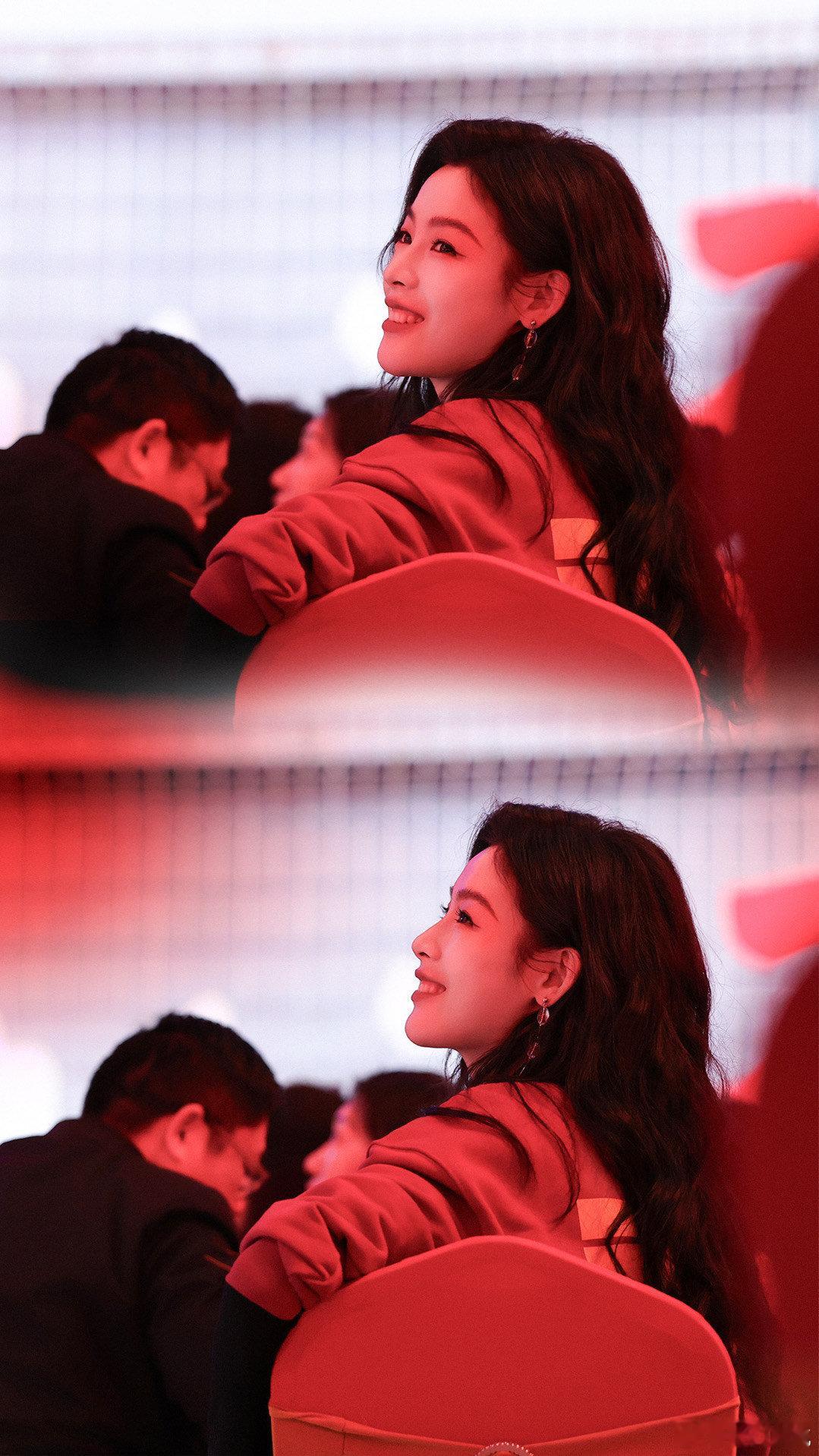 成龙对陈丽君竖大拇指 真的很喜欢陈丽君的红色造型了呀，也是给我们带来了与众不同的