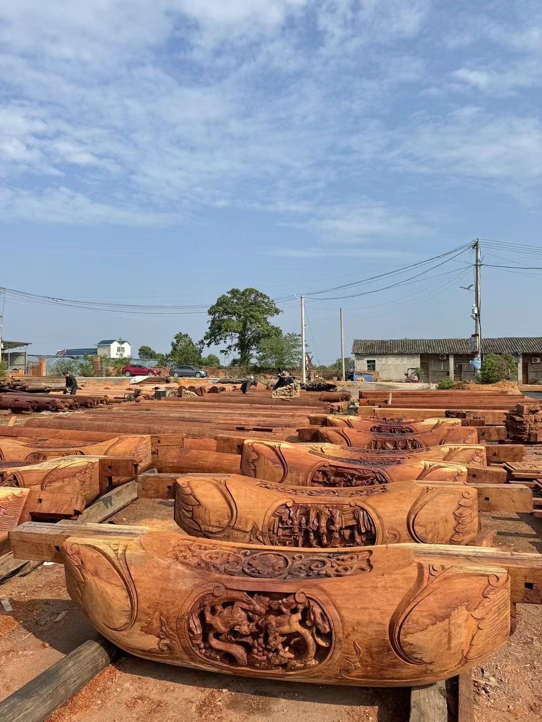 富鹏古建十几位鲁班手艺人，花费一年时间打造的一栋九开间木质花厅，进深40米，开间