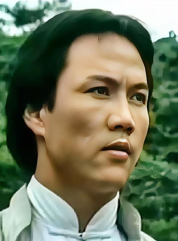 77岁霍元甲，拒见梁小龙，梁小龙直播里叹气，说两年前飞洛杉矶，带了两瓶茅台，站在