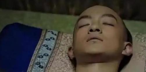 1766年，年仅25岁的永琪病逝。乾隆悲痛欲绝，按太子的规格举办了葬礼。可奇怪的