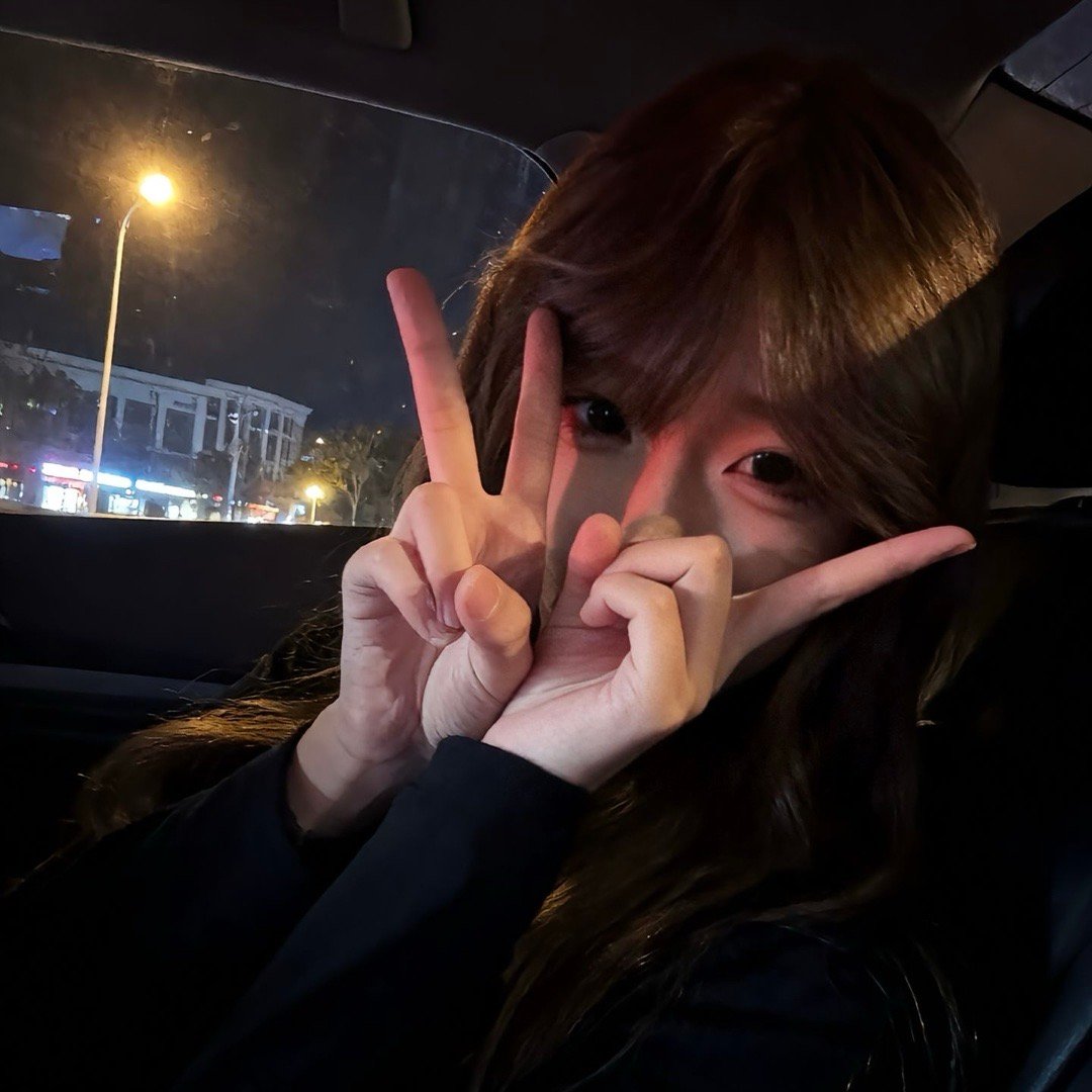 看见你离开的这么决绝 我不想没面子 所以我也装作洒脱的样子 其实我的心好痛 好痛