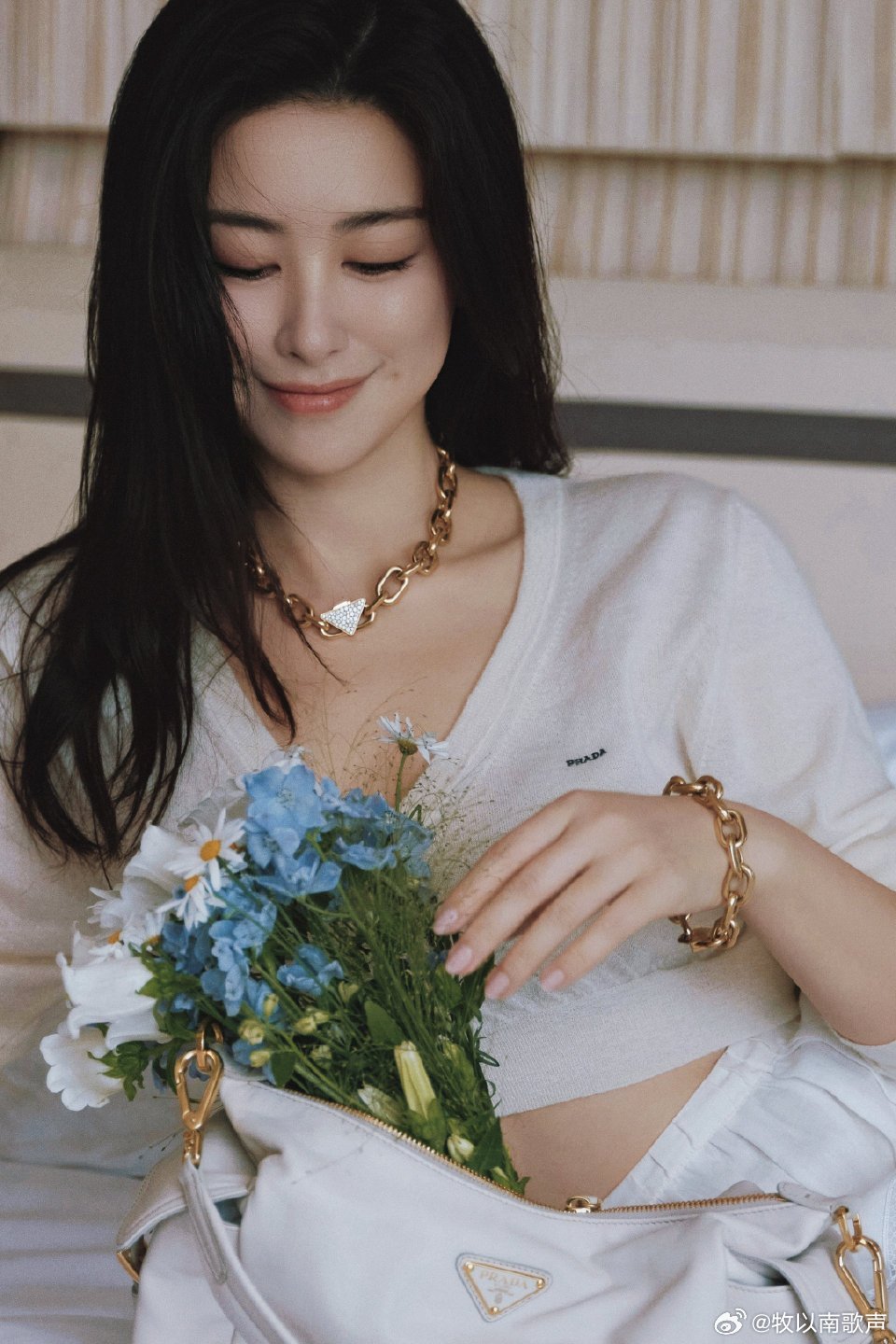 朱珠捧花回眸 一抬眼便是风情万种，鲜花衬得眉眼愈发温柔，这一瞬回眸，惊艳了整个镜