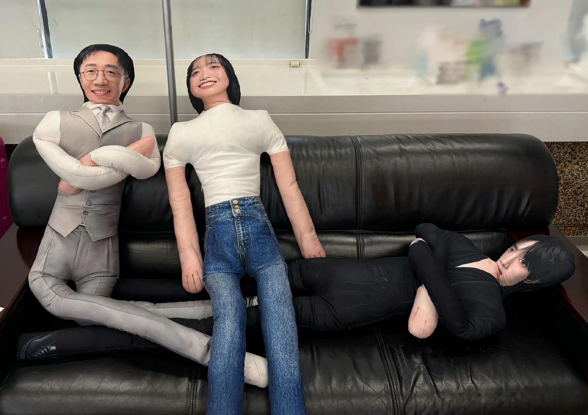 丁程鑫丁程鑫和老鼠干有点太亲密了扛着就算了，怎么还又亲又抱的，连迪哥和雪琴的都有