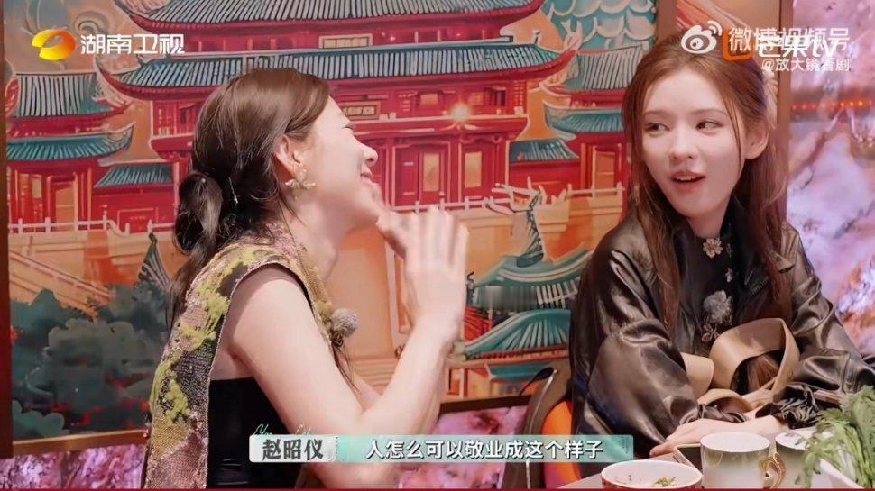 赵昭仪活人微疯高强度营业让赵昭仪吃饭时“神志不清”，看到李佳琦补妆还感慨敬业，碎