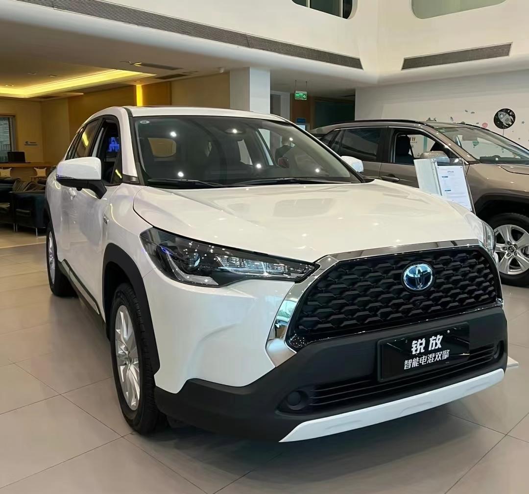 不服都不行！
看了2025年后半年卡罗拉锐放的销量，让我对这款车竖起大拇指来！