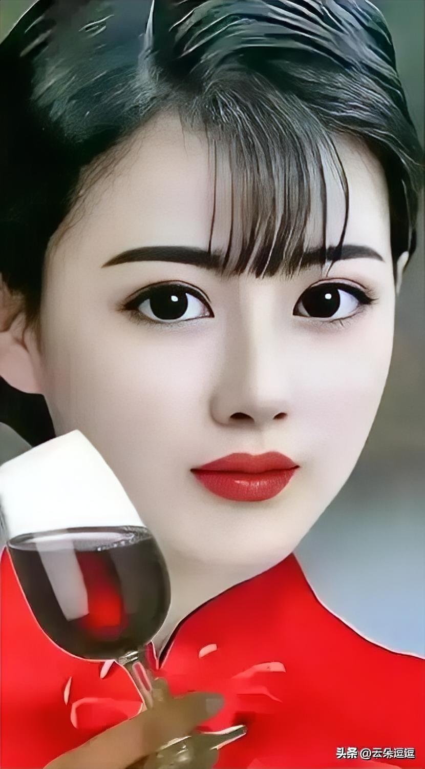 优雅红唇，红酒相伴，尽显东方韵味。