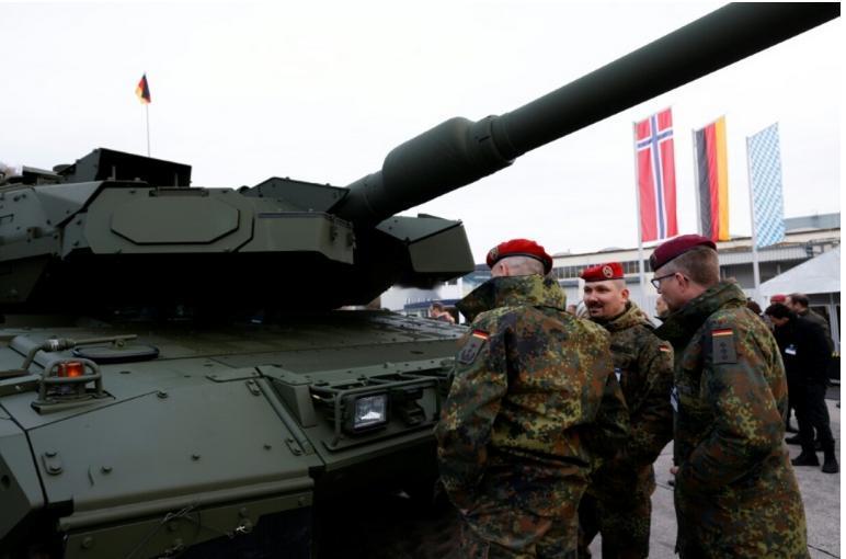 德国当局急于重新武装，在东德引发反弹。

面对敌意和怨气渐浓的俄罗斯，德国需加强