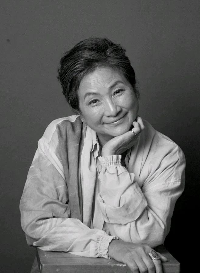 上联：剑影侠骨香，《大醉侠》行，《唐伯虎点秋香》留影坛永恒

下联：情深意绵长，