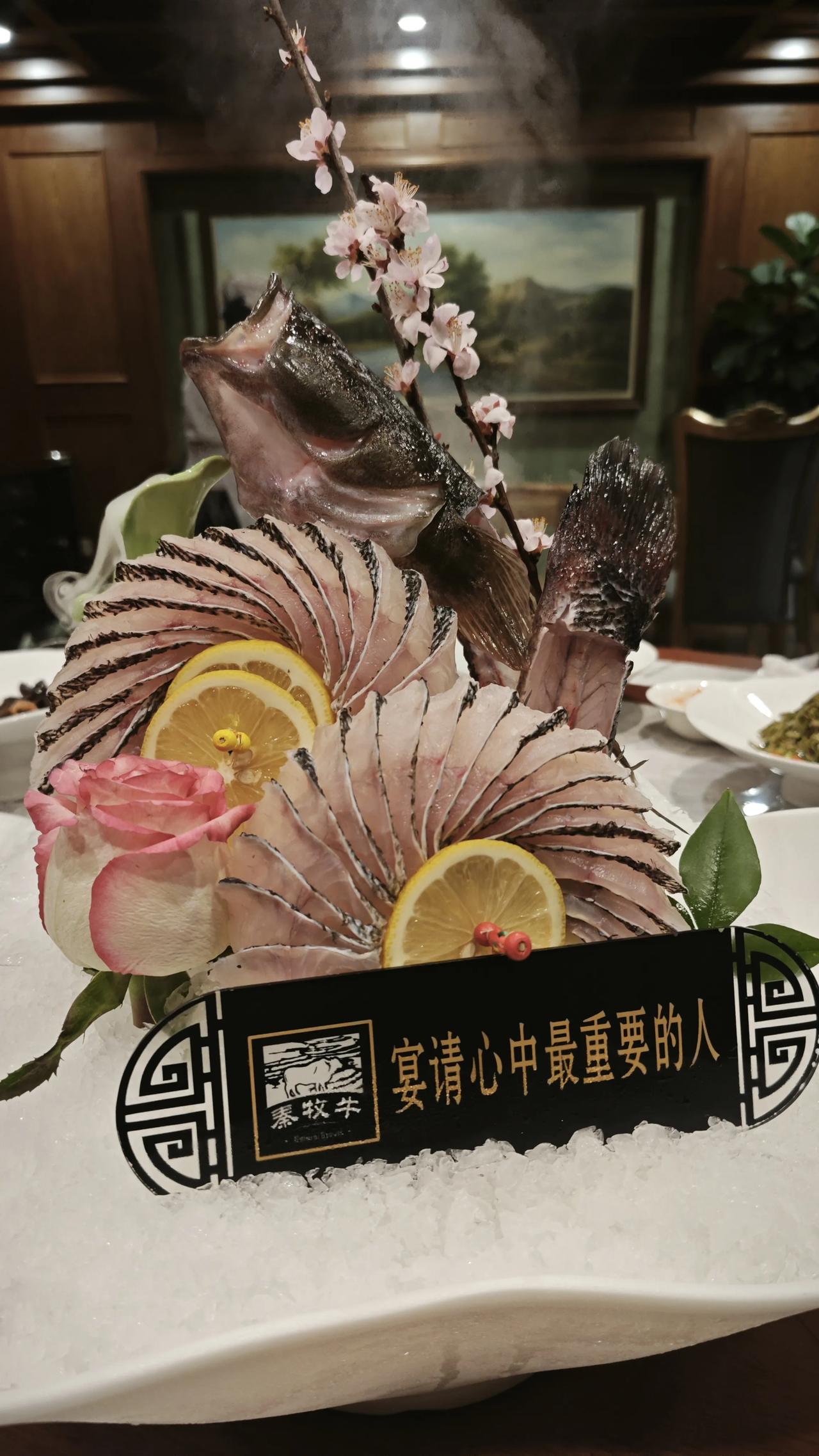在古城西安，能把海鲜做成如同一副精致的雕刻、山水画供客人享受的高档餐厅越来越多了