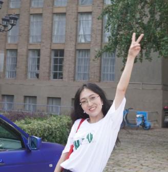 退学反跳级！
杨同学还是太强了

她刚从浸大退学，
港大就给她递上橄榄枝。
从两