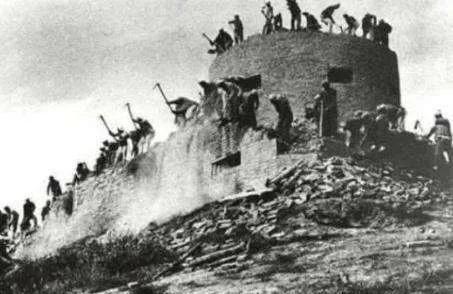 1941年3月的一天傍晚，18岁的杨新等人抬着花轿经过一处日军碉堡，新娘子坐在轿