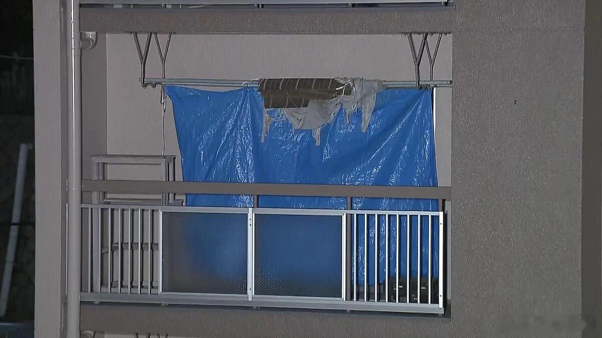 日本神户，警方在一户垃圾遍地的住宅中发现一具老妇遗骸。据调查，该老妇死亡时间可能