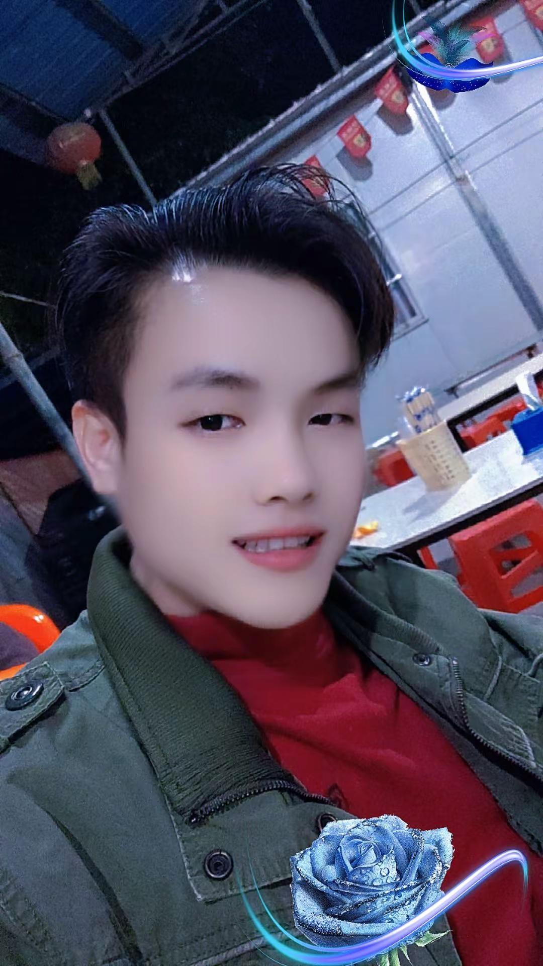 夜晚帅气男孩