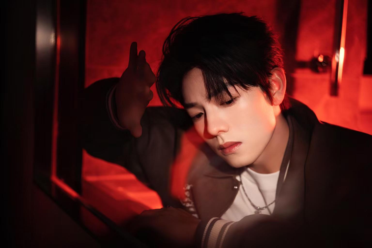 曾辉A爆了气场全开的曾辉真的太鲨人！一举一动自带压迫感，眼神坚定又有张力，做事干