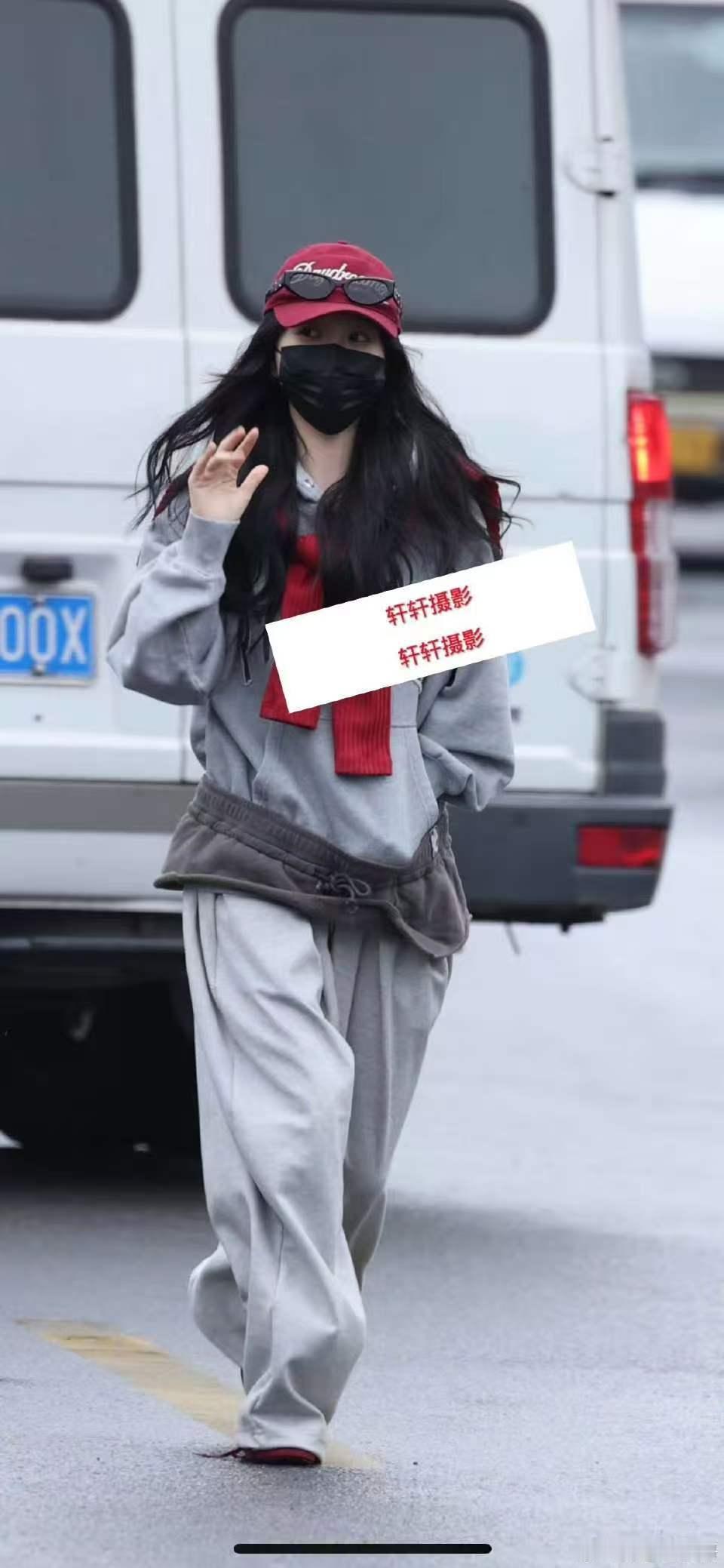 虞书欣红色棒球帽look虞书欣甜酷穿搭look虞书欣甜酷穿搭look，好酷，