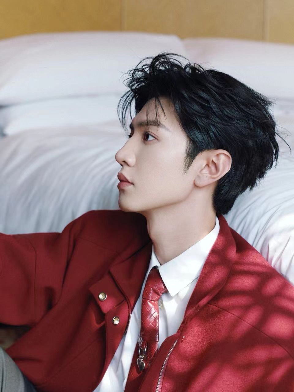 陈哲远不愧是内娱财神 陈哲远这波红衣造型，堪称“行走的年画娃娃（帅气版）”。不仅