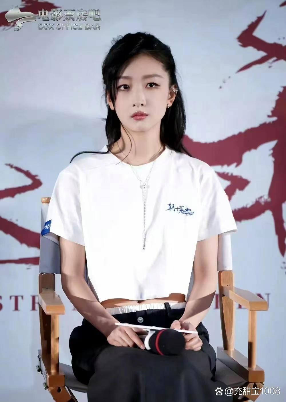 33岁的周冬雨模样长开了，颜值飙升，越来越漂亮啦！气质也愈发出众，魅力挡都挡不住