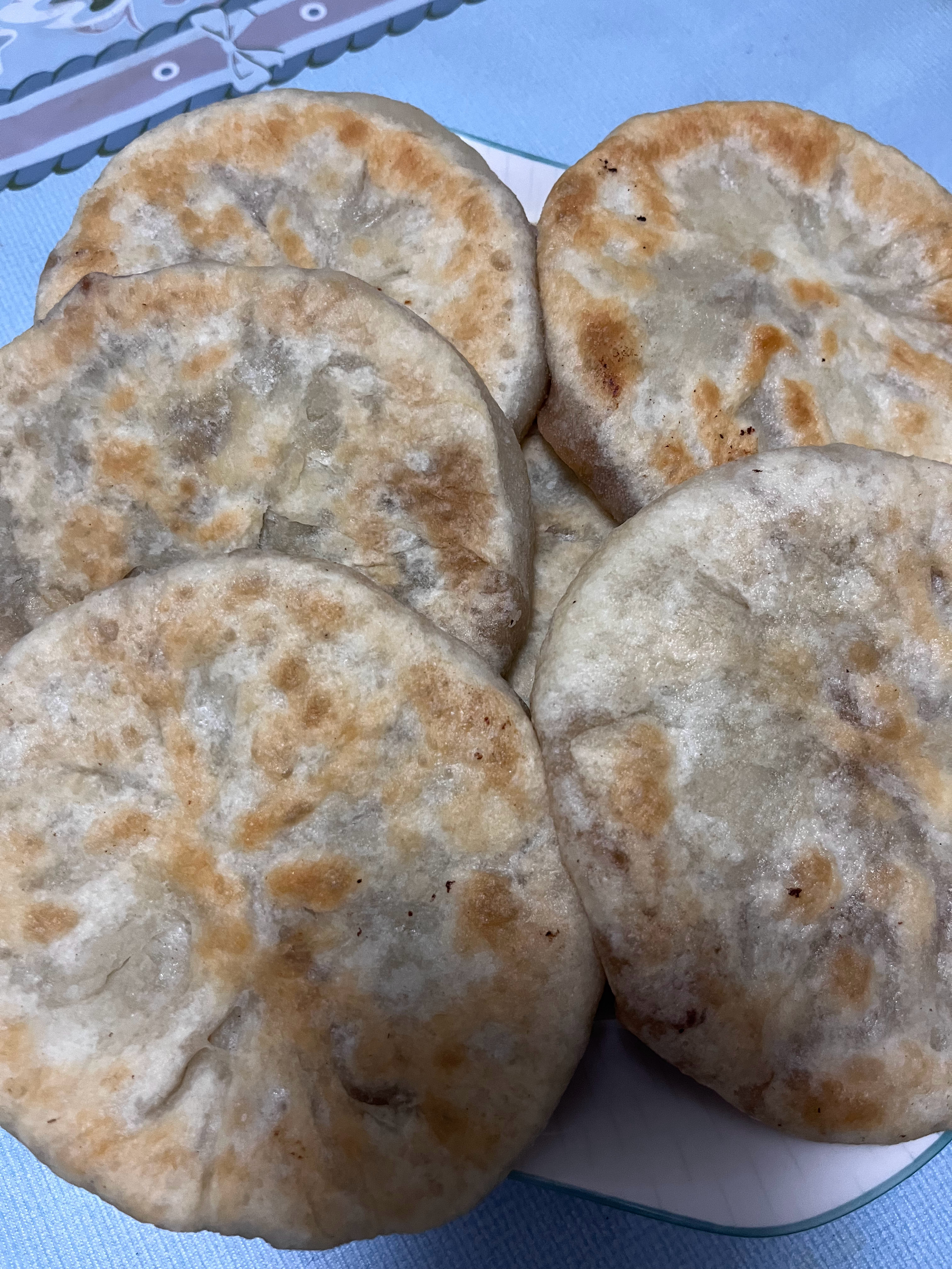 今日份晚餐主角馅饼猪肉白菜滴，粉丝菠菜过火了