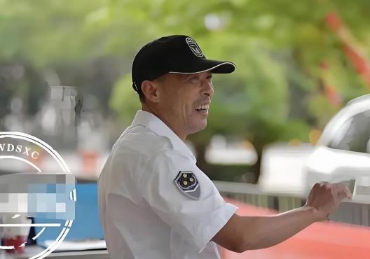 2018年，南昌1保安上班喝了点酒被物业开除，谁料，消息刚传出，小区1000多户