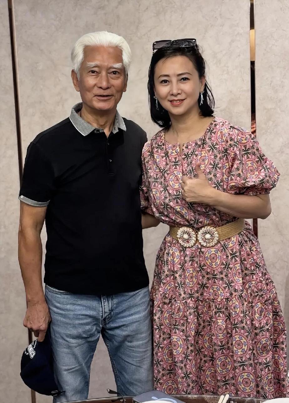 港星果然是不容易老，
这老头太熟悉了，小时候这样，现在也这样[捂脸]
就算翁虹，