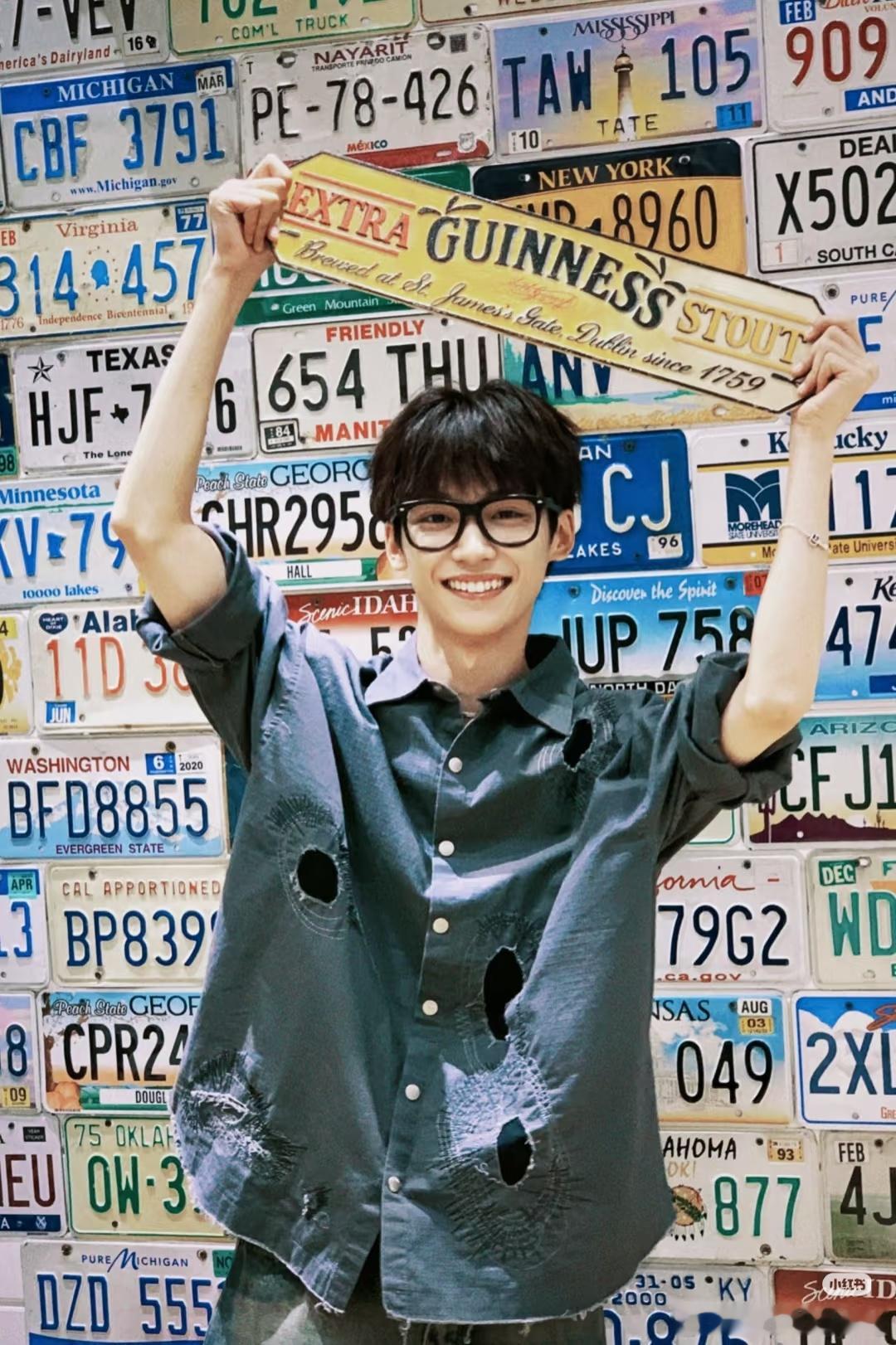 梓渝 zy梓渝24岁生日快乐﻿ “那就做一阵晚风吧 浪漫又自由 听世间万物讲动人