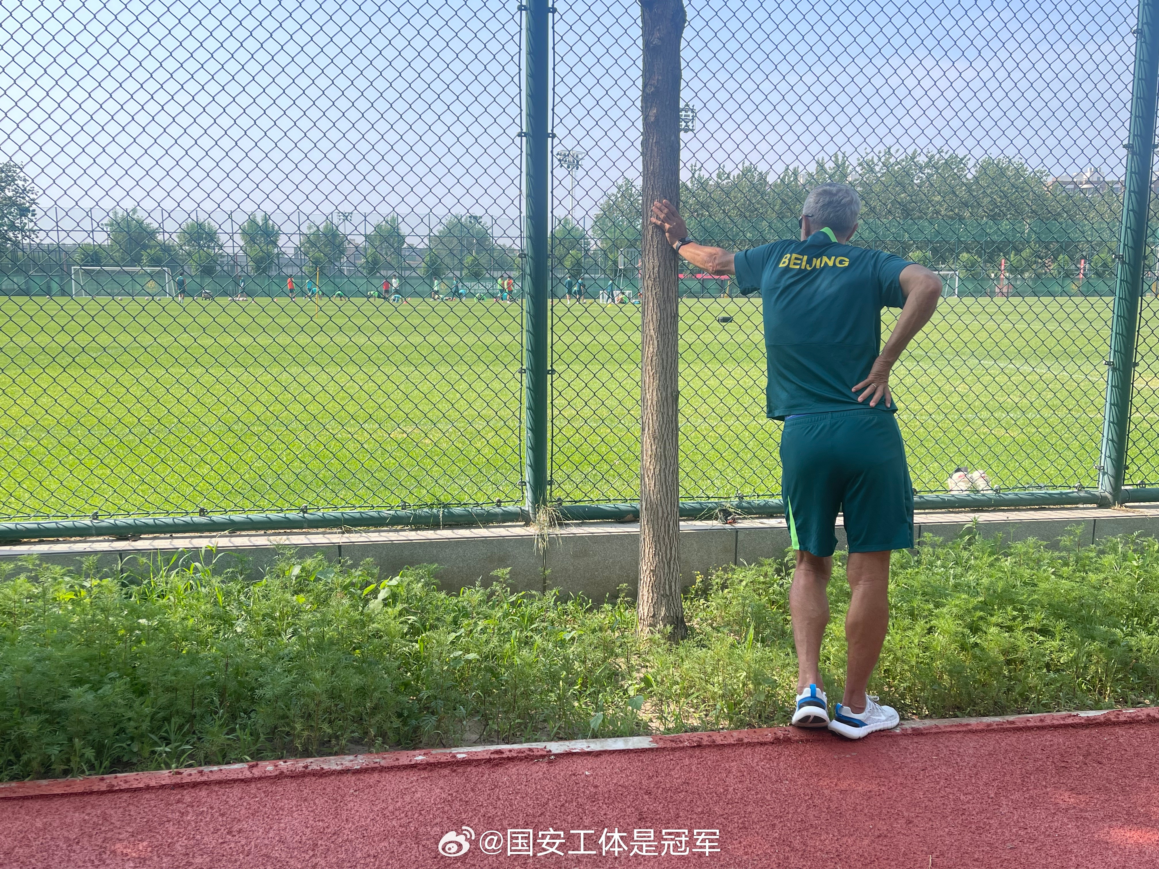 国安基地场边，一位带着墨镜的老教练默默关注着 U19梯队的训练[酷][酷][酷]