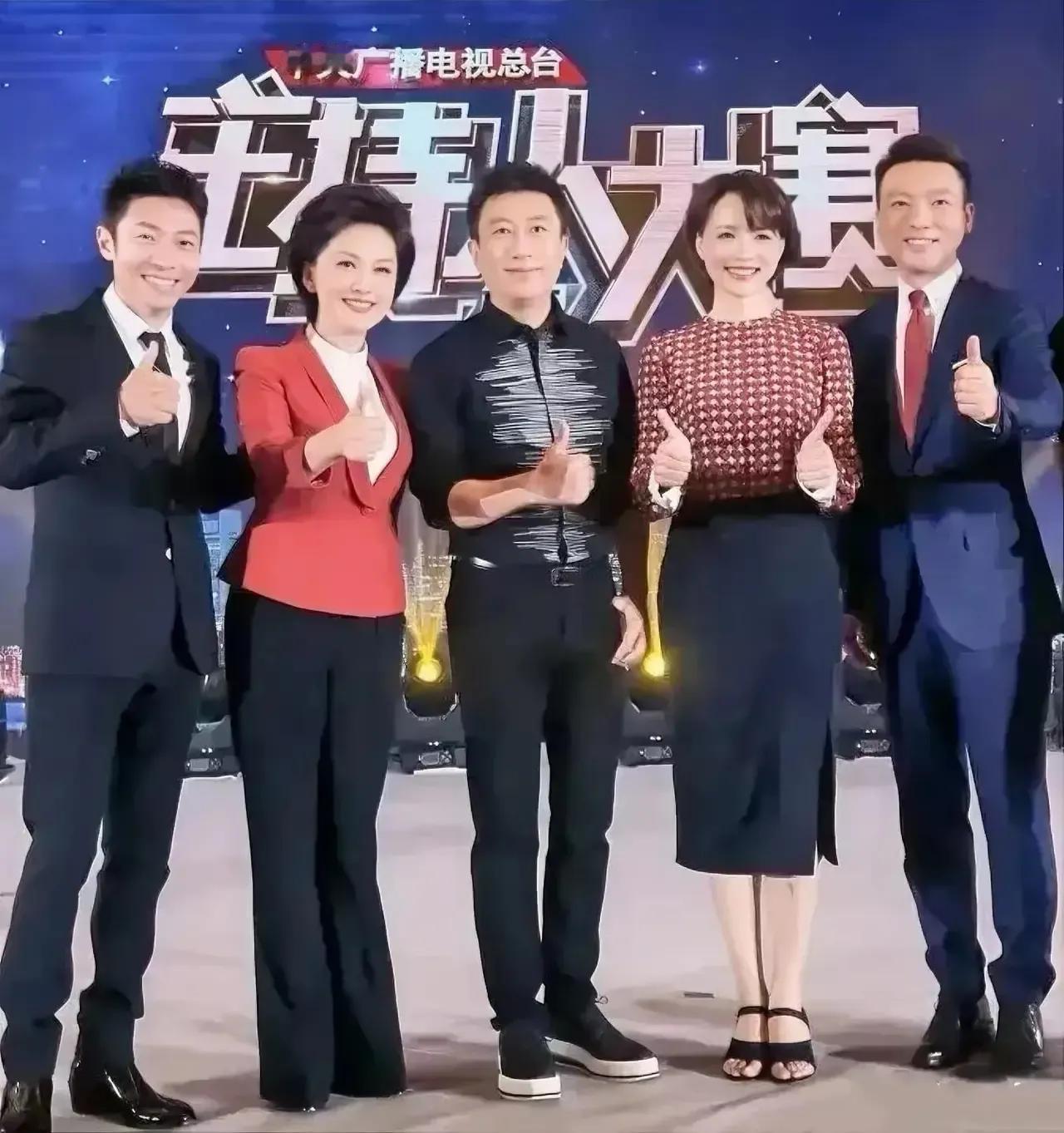 太尴尬啦，五位名嘴，只认得董卿和小撒，其它三位看着好眼熟，就是想不起来是谁？？