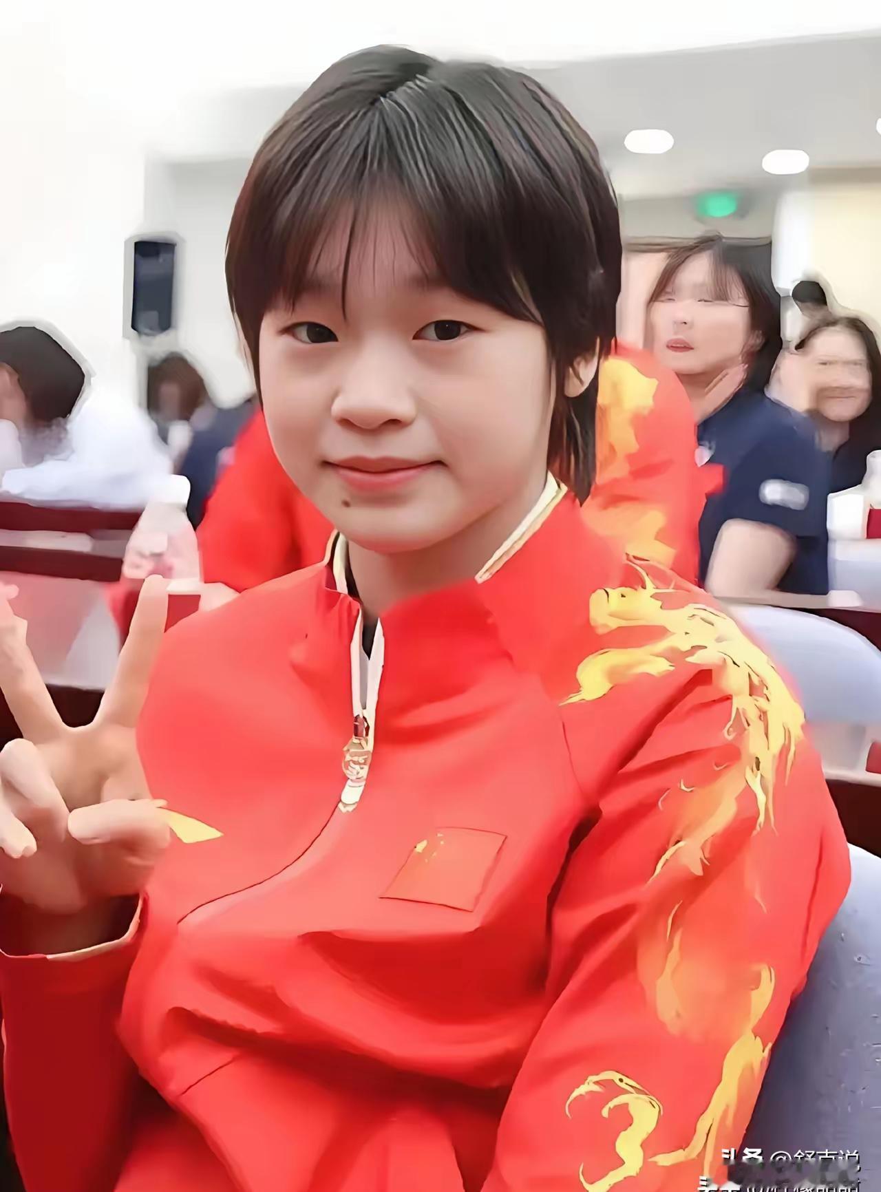 她的手，比那个外国粉丝递巧克力的手快了一步。
眼神像一把锁，瞬间锁定了全红婵已经