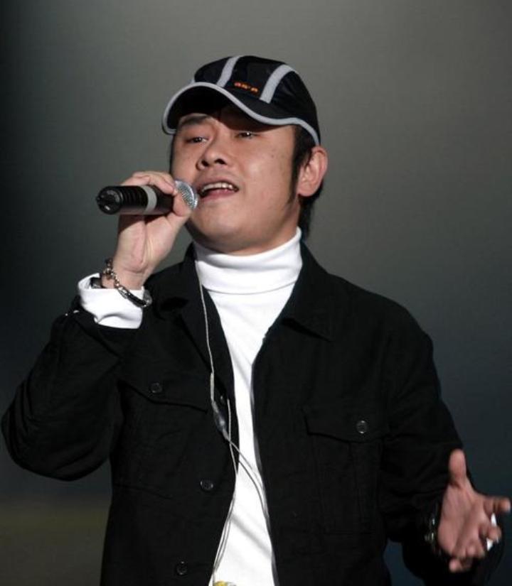 刀郎低谷时期刀迷刀粉在哪里? 当年满大街循环《2002年的第一场雪》的时候，攒着