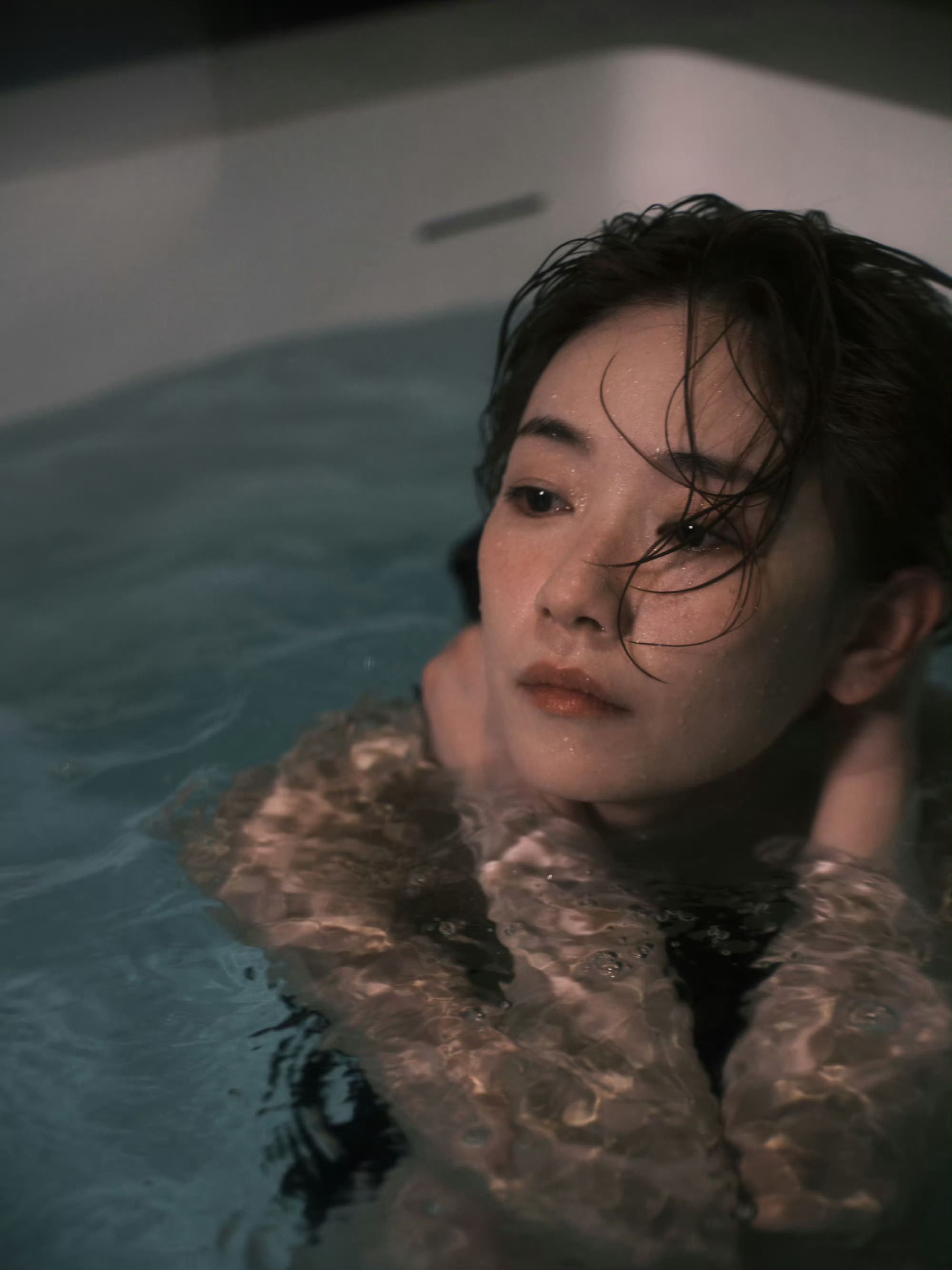 刘雅瑟幻视海的女儿刘雅瑟的生图太有看头！眼神如含秋水，破碎感十足，像极小美人鱼在