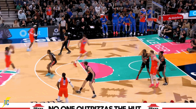 切特第一投不进但哈腾拿到篮板，随后五人盯防直接溜进去接杰伦传球扣篮得手！雷霆vs