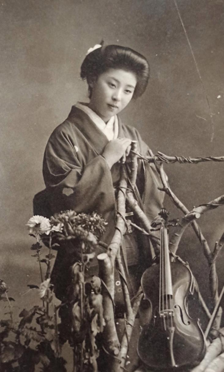 为何日军在中国打仗时，如同禽兽一样？看看他们的妻子就知道了

一提到日军在中国的