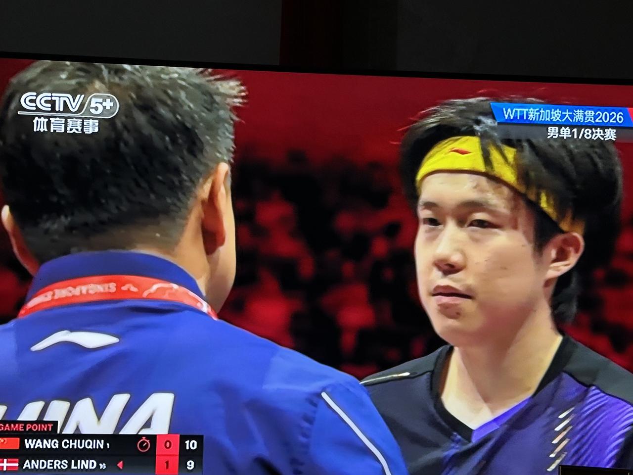 王楚钦逆袭成功，最终拿下了这场八分之一决赛。王皓指导功不可没！

WTT新加坡大