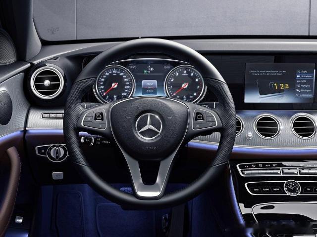 这个东西叫做方向盘，转动它你就可以控制车辆转向。关注我，学习更多汽车小知识