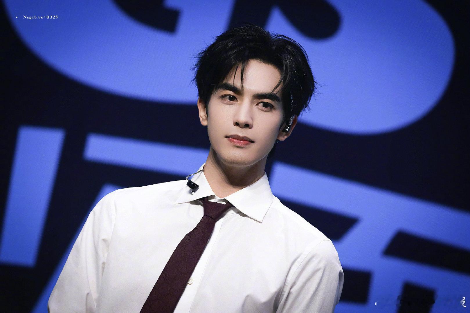 Gucci贵公子宋威龙速来围观！宋威龙今天见面会造型帅出新高度，简约上衣剪裁利落