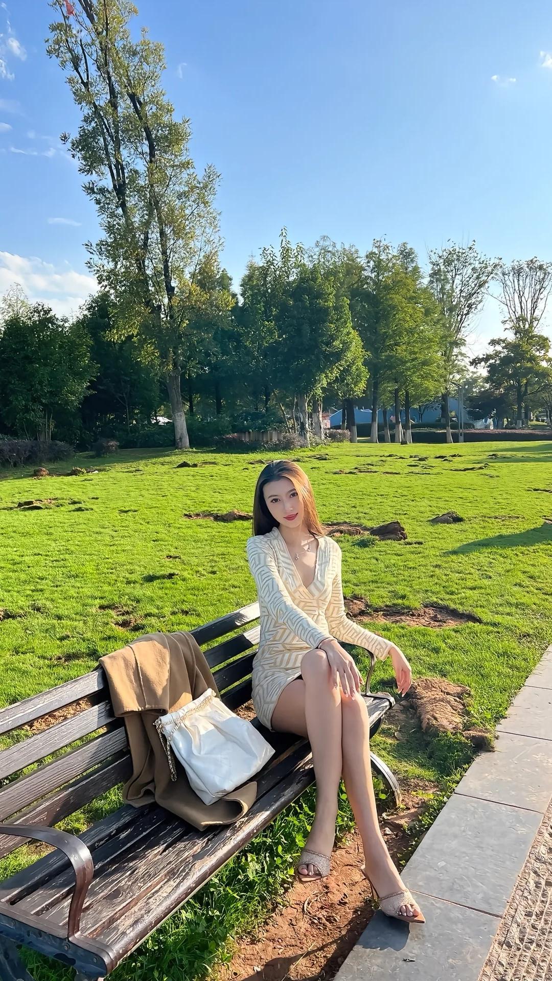 按自己的节奏做喜欢的事！女生怎么穿搭会看上去很优雅今日分享随手拍照片 分享美女穿