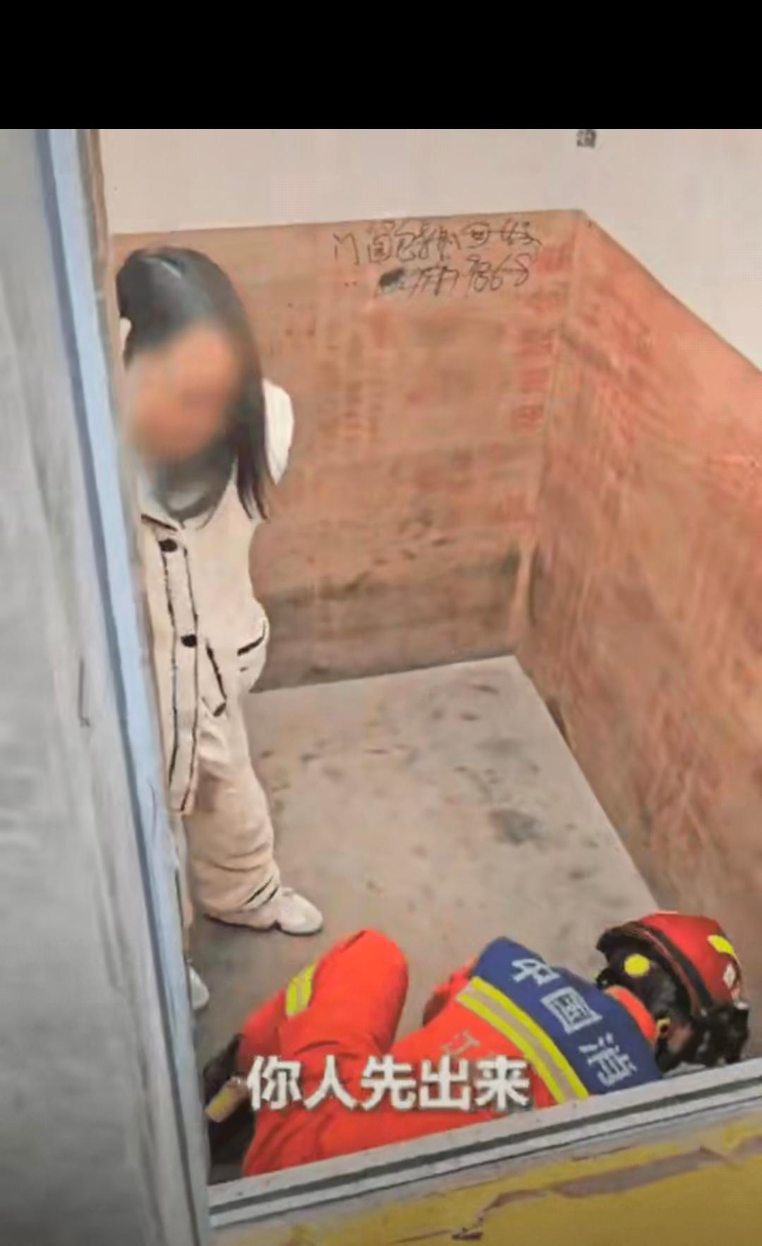 70厘米落差跪出人间暖！萍乡消防员肉身当梯，人民日报都为他点赞
 
江西萍乡一幕