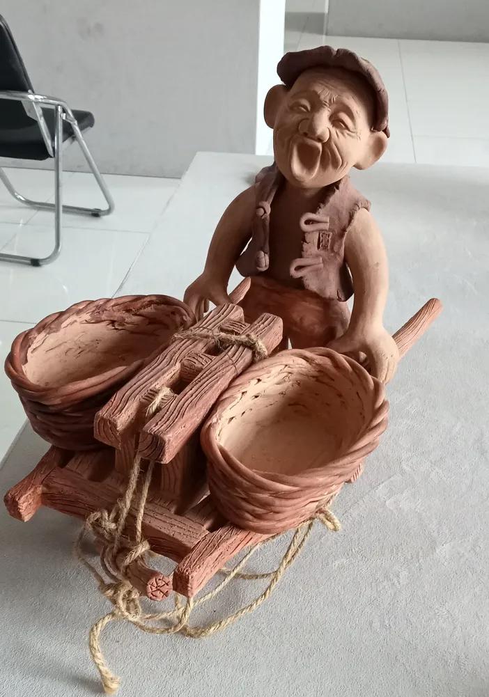 我完全认同。那些贪官的智商想来并不低，可为何把钱看得如此重要呢？这说明了什么？