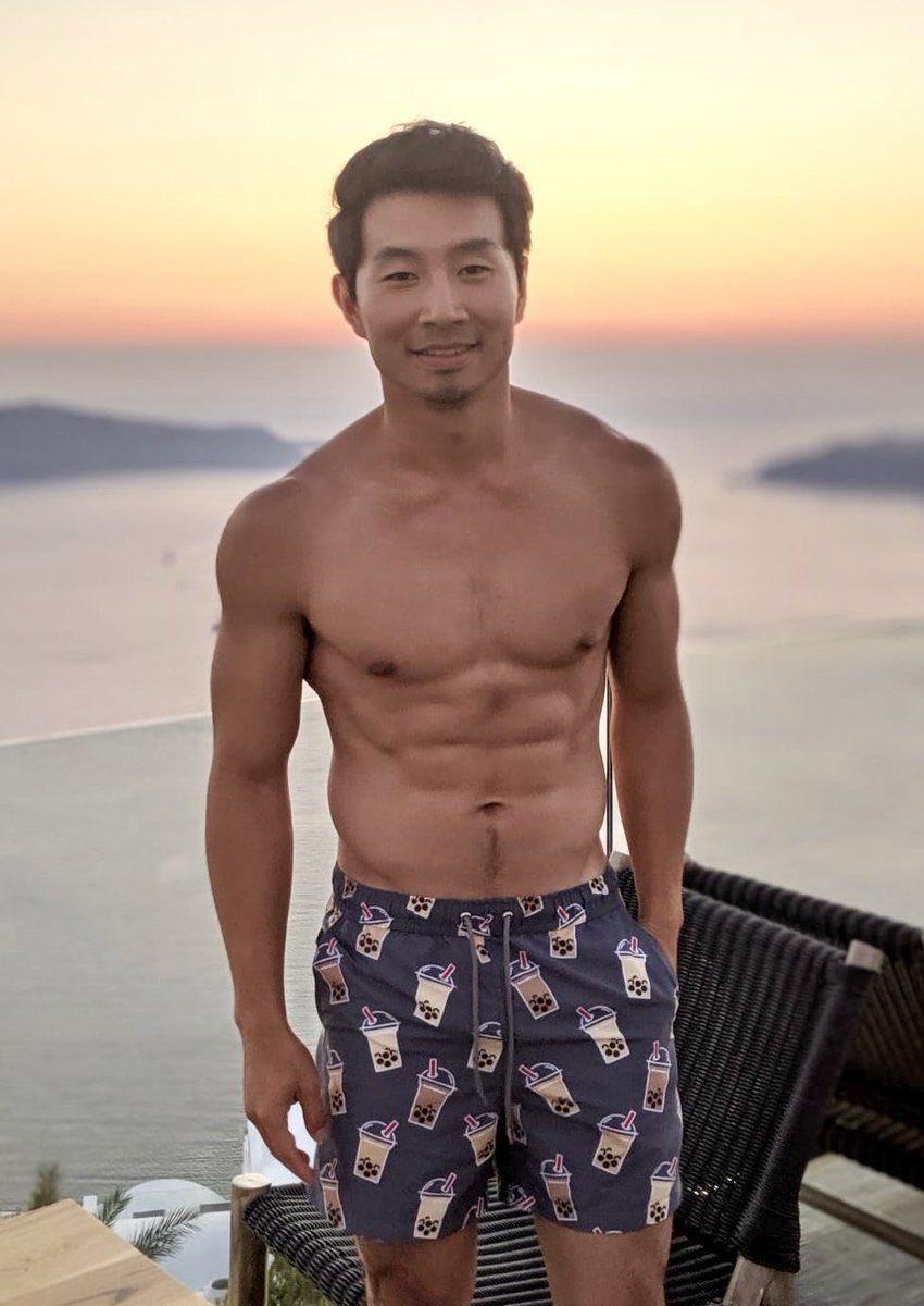 刘思慕短裤上的印花居然是珍珠奶茶。