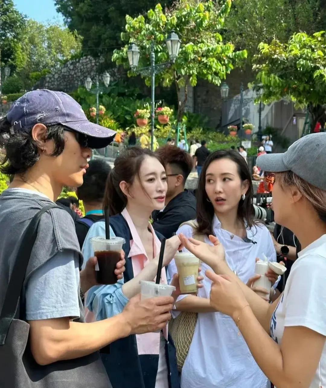 和江疏影拍照需要注意什么？离她远点儿就行！江疏影这样的冷白皮，简直是合影杀手，王