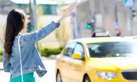 为什么大家现在宁愿等网约车，也不坐出租车？很简单，因为现在的出租车，已经彻底活成