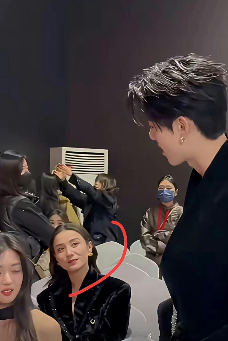 连影后宋佳都觉得帅，盯着看的男人。他到底是谁啊？大家快给我看看吧！