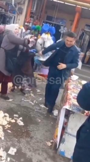 【乌兹别克斯坦一家市场驱逐了妇女，妇女们随即向管理人员投掷腌制食品以示抗议。】政