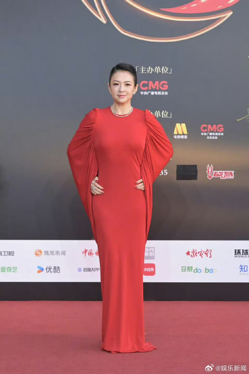 章子怡脸咋了章子怡近期活动生图脸肿圆润，下颌线模糊，昔日清冷骨相不再，网友直呼认