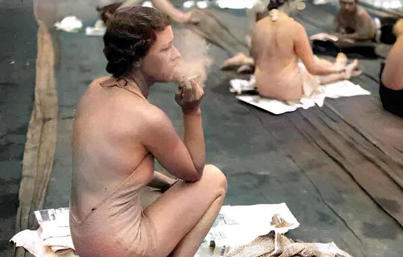 1908年，美国纽约的街头，女人正优雅地吸着香烟，烟雾缭绕之间，她享受着难得的自