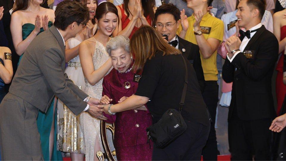 現年90歲的羅蘭熱愛工作不言休，在無綫（TVB）新劇《金式森林》中飾演「方老太」